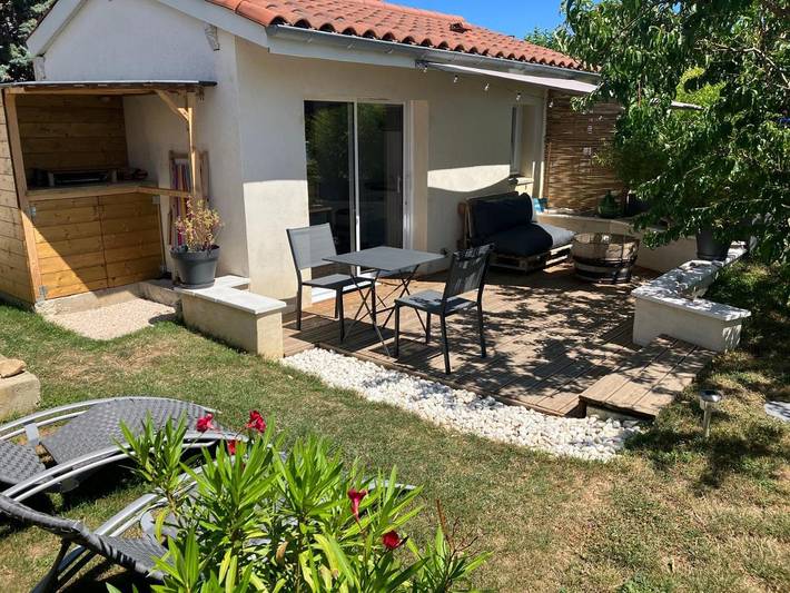 Location de vacances pour 2 personnes, avec Terrasse ainsi que Jardin et Piscine à Saint-Andéol-le-Château