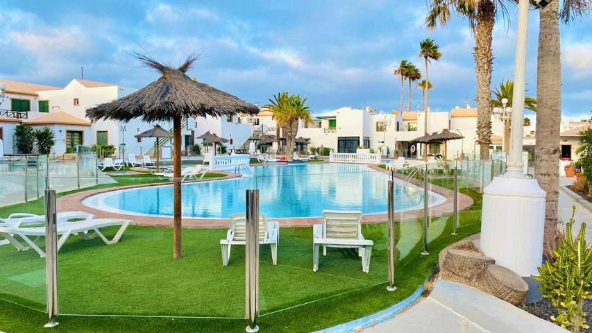 Apartamento para 4 personas, con vistas además de piscina y jardín, Se admiten mascotas en Caleta de Fuste