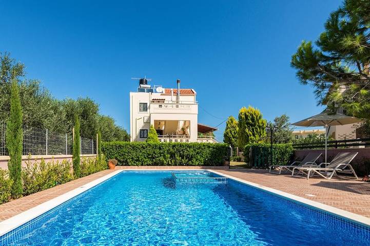 Villa for 6 people, with balcony and garden in Almyrida
