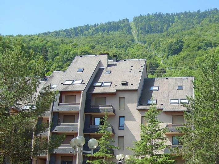 Ganze Wohnung, Luchon: Gemütliche 2-Zimmer-Wohnung mit Balkon, Parkplatz & Aufzug, nahe Seilbahn & Thermen in Luchon-Superbagnères, Bagnères-de-Luchon