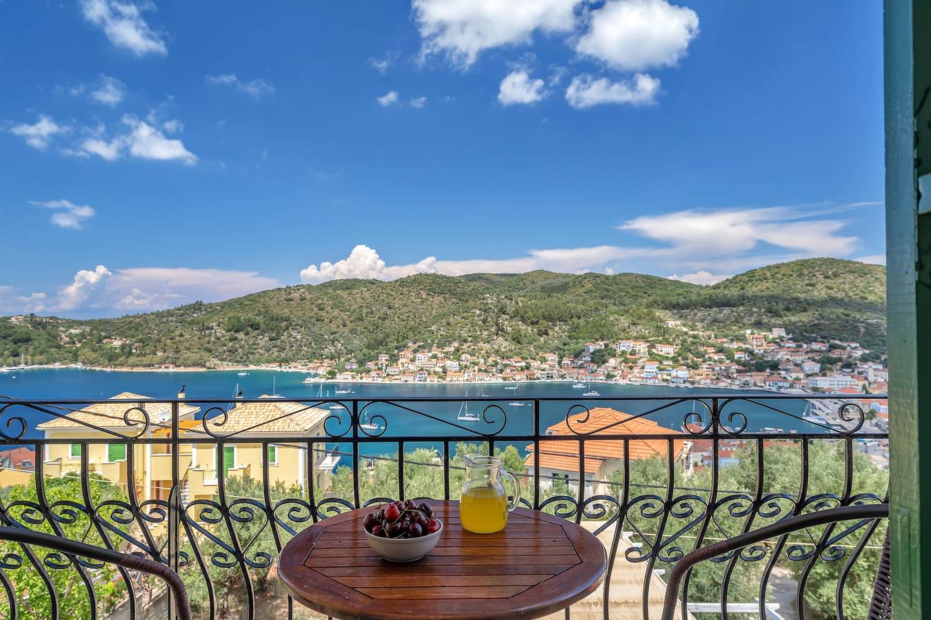 Studio entier, Studio 'Veronis 6' avec vue sur la mer, piscine partagée et Wi-Fi. in Vathy, Ithaque