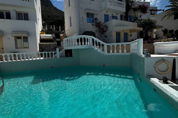 Villa for 15 people, with balcony and garden as well as pool in Koutouloufari
