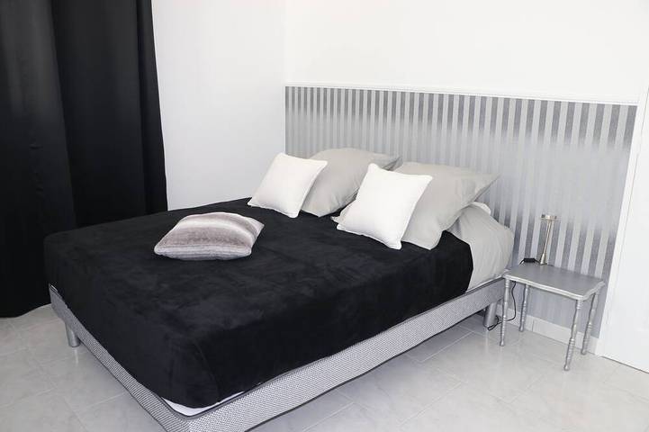 Gîte pour 3 personnes, avec terrasse ainsi que piscine et jardin à Plan-d'Aups-Sainte-Baume - 3