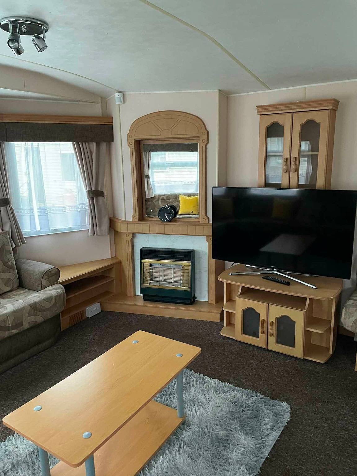 Coastfield Park 3-Bed Cabin Sleeps 8 w/ Parking in Ingoldmells, Lincolnshire
