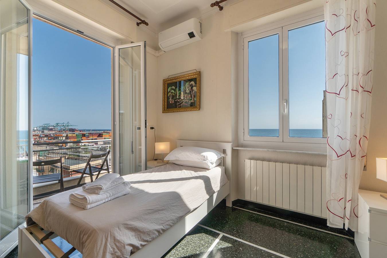 Entire apartment, Apartment 'Mare E Monti' with Sea View, Wi-Fi and Air Conditioning in Ponente (Genova), Genoa