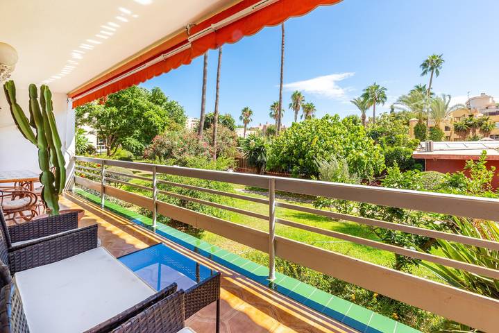 Entire apartment, Apartment 'Eurosol Carihuela' with Shared Garden, Wi-Fi and Air Conditioning in La Carihuela, Torremolinos