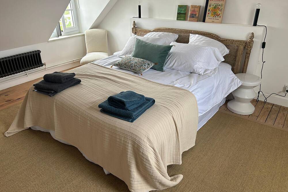 300m de la plage. Grande maison familiale chaleureuse & confortable avec jardin in Bernières-sur-Mer, Région de Caen