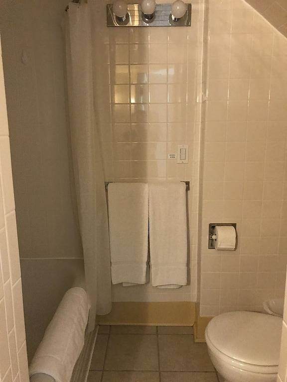 Ganze Wohnung, Geschmackvoll möbliertes Apartment in der Innenstadt im historischen Wesley-Gebäude. in Hamilton (MT), Ravalli County