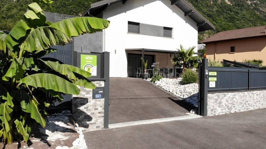 Gîte pour 8 personnes, avec Jacuzzi et Terrasse ainsi que Jardin et Sauna à Cevins