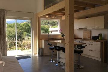 Gîte pour 5 personnes, avec jardin et balcon ainsi que piscine et jacuzzi à Figari