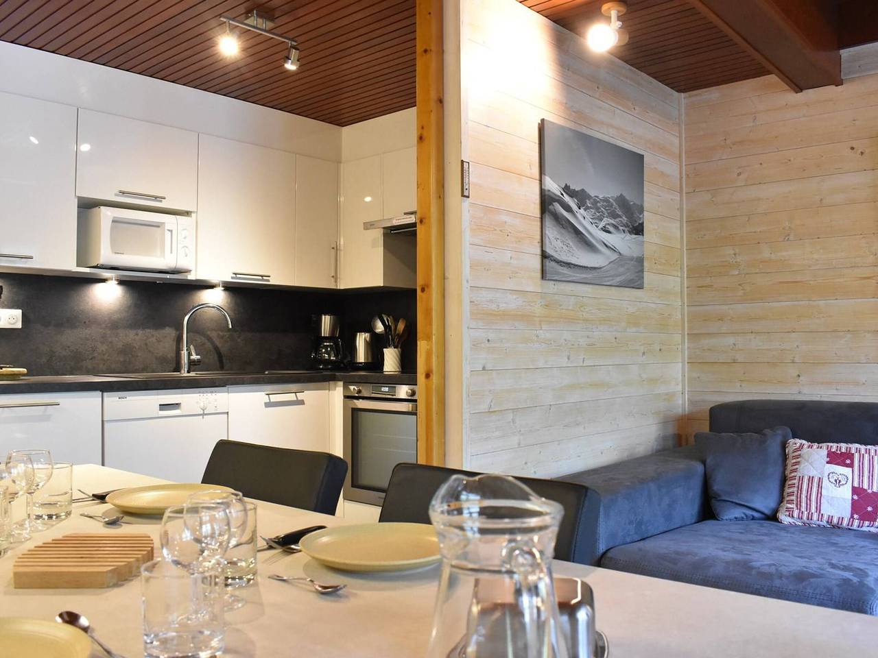 Entire apartment, Spacious 4-Room Cabin Apartment for 8 with Balcony, Near Ski Pistes and Shops in Méribel in Méribel, Les Allues