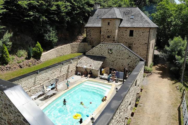 Location de vacances pour 12 personnes, avec jardin, animaux acceptés à Saint-Martial-de-Gimel