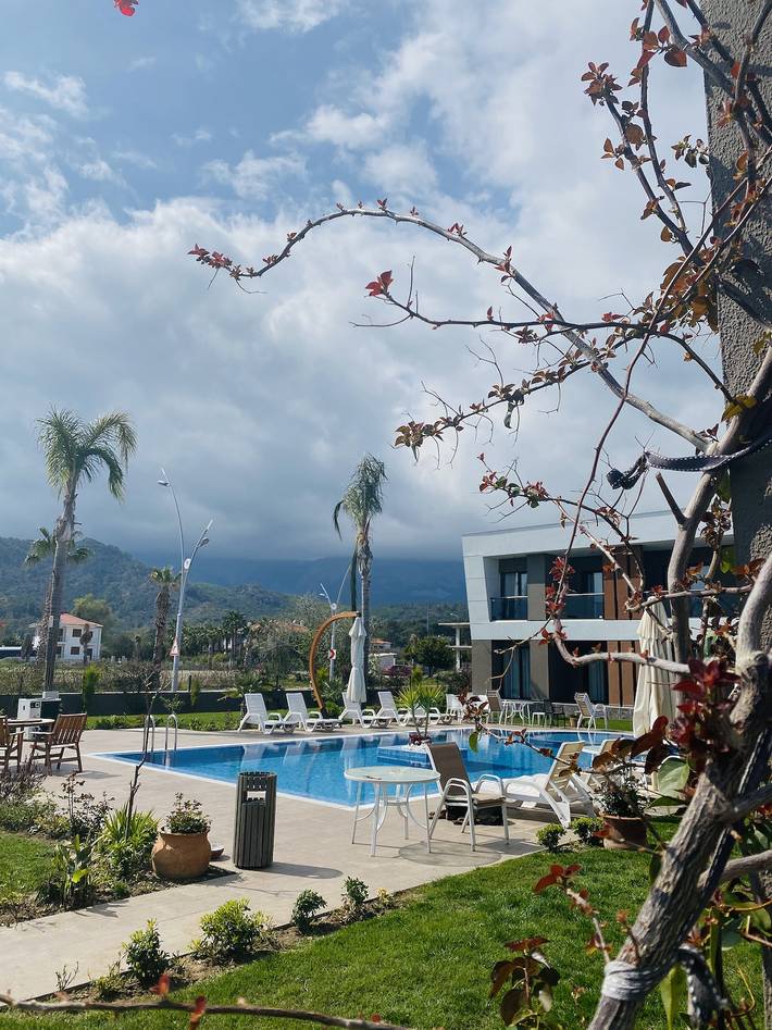 Ganze Wohnung, Barrierefreies Kemer Apartment mit Pool-, Garten- und Bergblick in Kemer, Provinz Antalya
