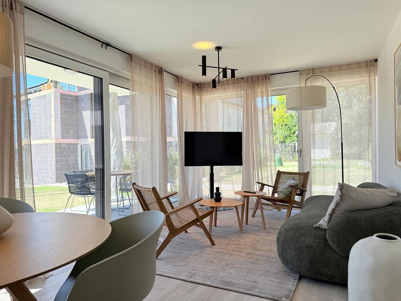 Ganze Wohnung, Moderne Suite Happiness mit überdachter Terrasse nahe See und Strand in Uhldingen-Mühlhofen in Unteruhldingen, Obersee (Bodensee)