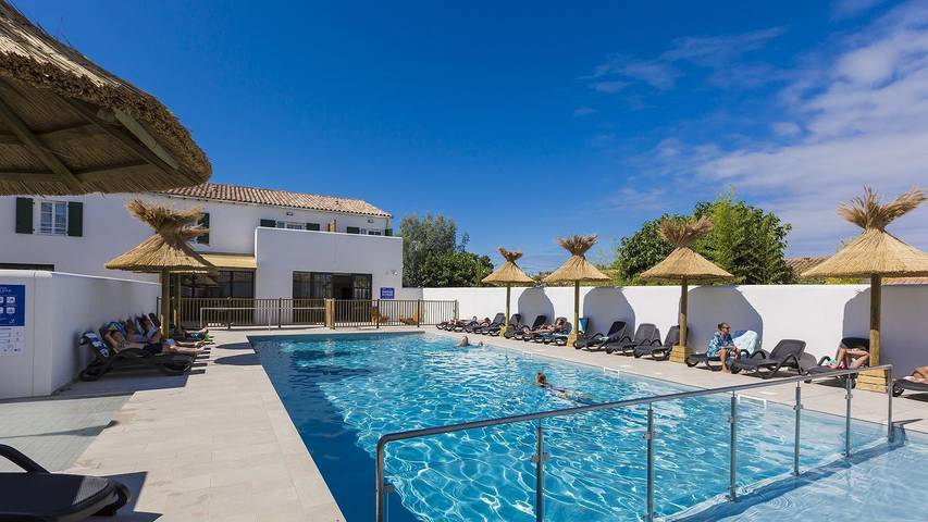 Location de vacances pour 4 personnes, avec jardin et piscine à Rivedoux-Plage
