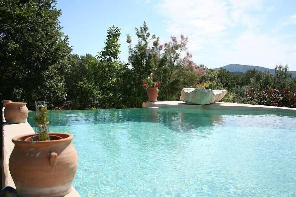 Villa avec piscine a débordement. in Entrechaux, Parc naturel régional du Mont-Ventoux
