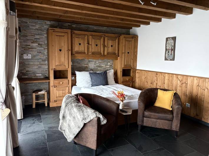 Chambre d’hôte pour 4 personnes, avec Terrasse et Jacuzzi ainsi que Jardin et Piscine dans Valais