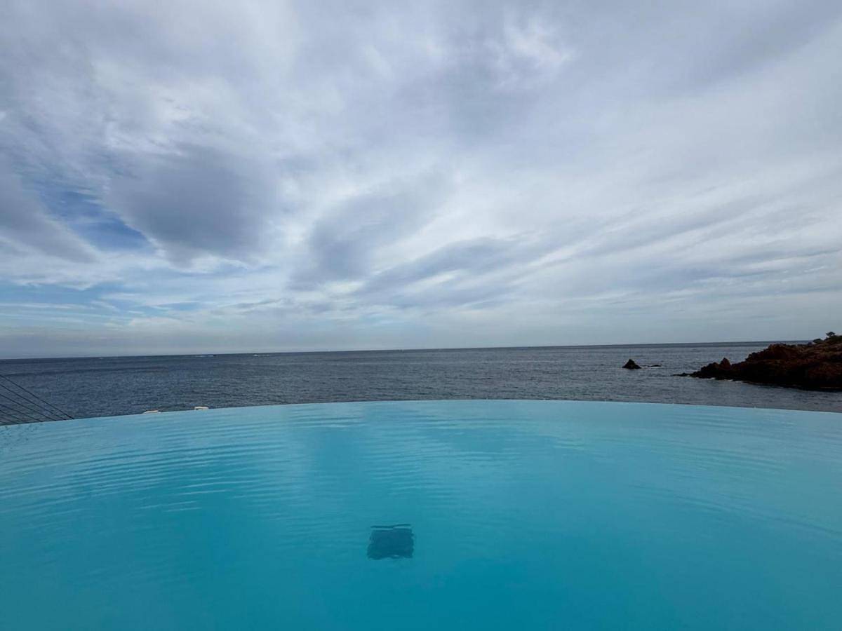 Appartement entier, Appartement 3 pièces pieds dans l 'eau front de mer sur la côte d'Azur in Le Trayas, Saint-Raphaël