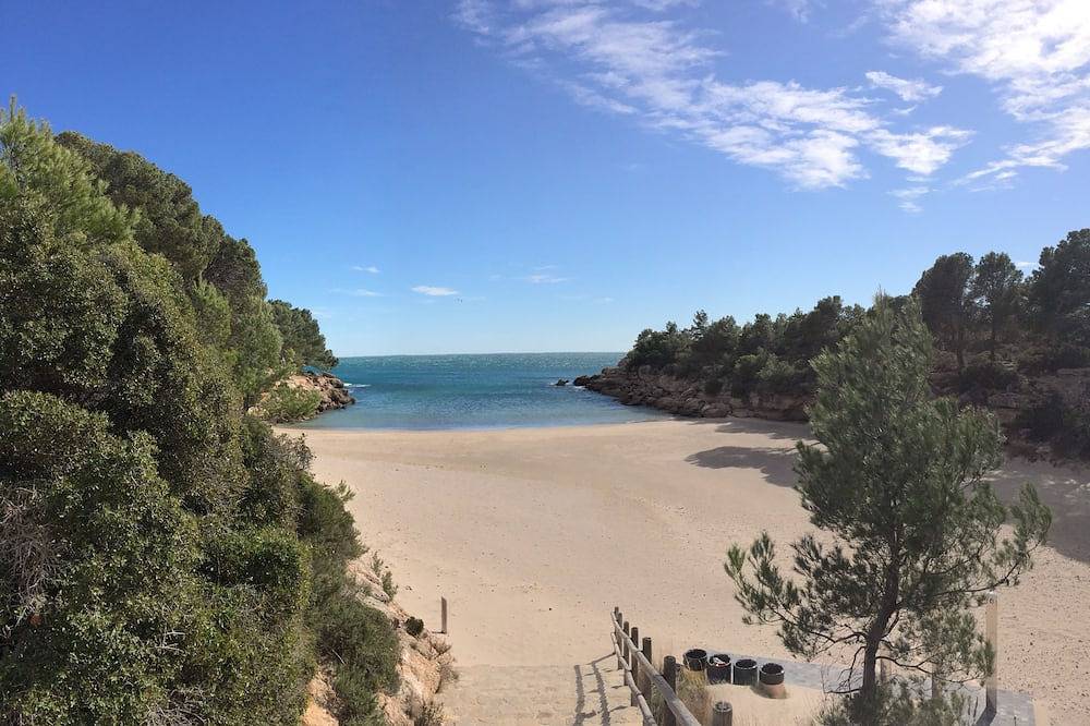 Villa met airconditioning 9/10 personen in grote omheinde tuin op 150 m van de zee in Calafat, Costa Dorada