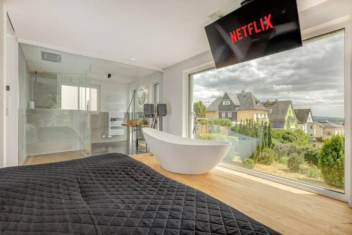 Villa für 14 Personen, mit Balkon und Whirlpool sowie Terrasse und Garten