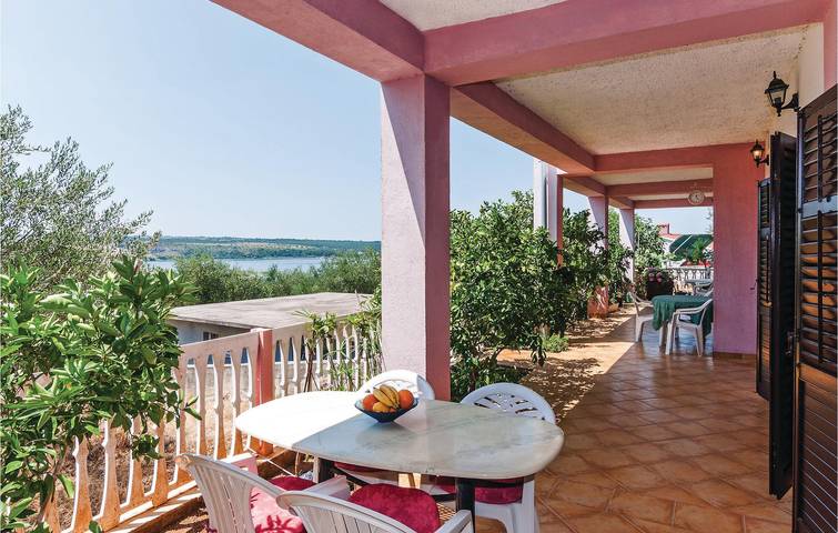 Ganze Ferienwohnung, Gemütliche 67 m² große Wohnung mit Terrasse, WLAN und 900 m zum Strand in Novigradsko More, Zadar