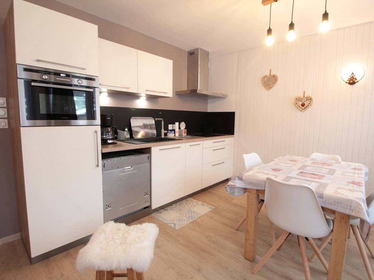 Apartamento entero, Acogedor apartamento 2 piezas con balcón, centro del pueblo, a 300m de las pistas, ¡ideal para 5 personas! in Les Carroz, Arâches-la-Frasse