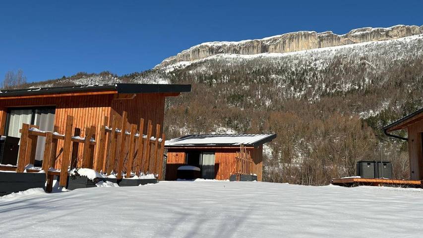 Lodge pour 4 personnes, avec jacuzzi ainsi que sauna et jardin