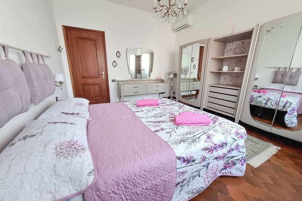 By the sea, 3 bedrooms, garden, and private parking spaces, near Lerici and the Cinque Terre in Fiumaretta di Ameglia, Ameglia Gemeinde