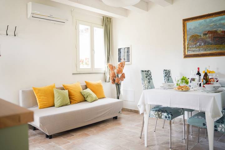 Holiday Home 'La Casina Di Paola' with Wi-Fi and Air Conditioning in Lucca, Lucca Provisen