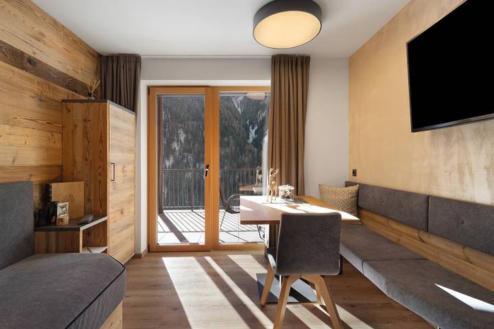 Entire apartment, Holiday Apartment 'Chalet-Suite Wiese' with Mountain View, Private Terrace and Wi-Fi in Mühlwald, Ziller valley alps