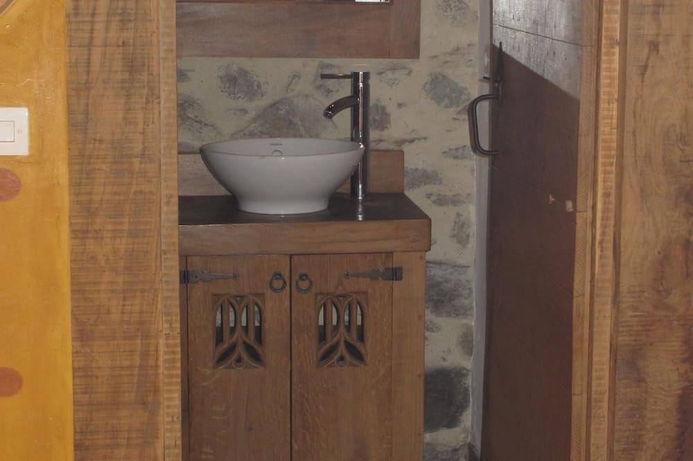 Gîte Dordogne / Limousin. Peut accueillir jusqu'à 4 personnes. Situé dans une belle campagne. in Château-Chervix, Région de Limoges