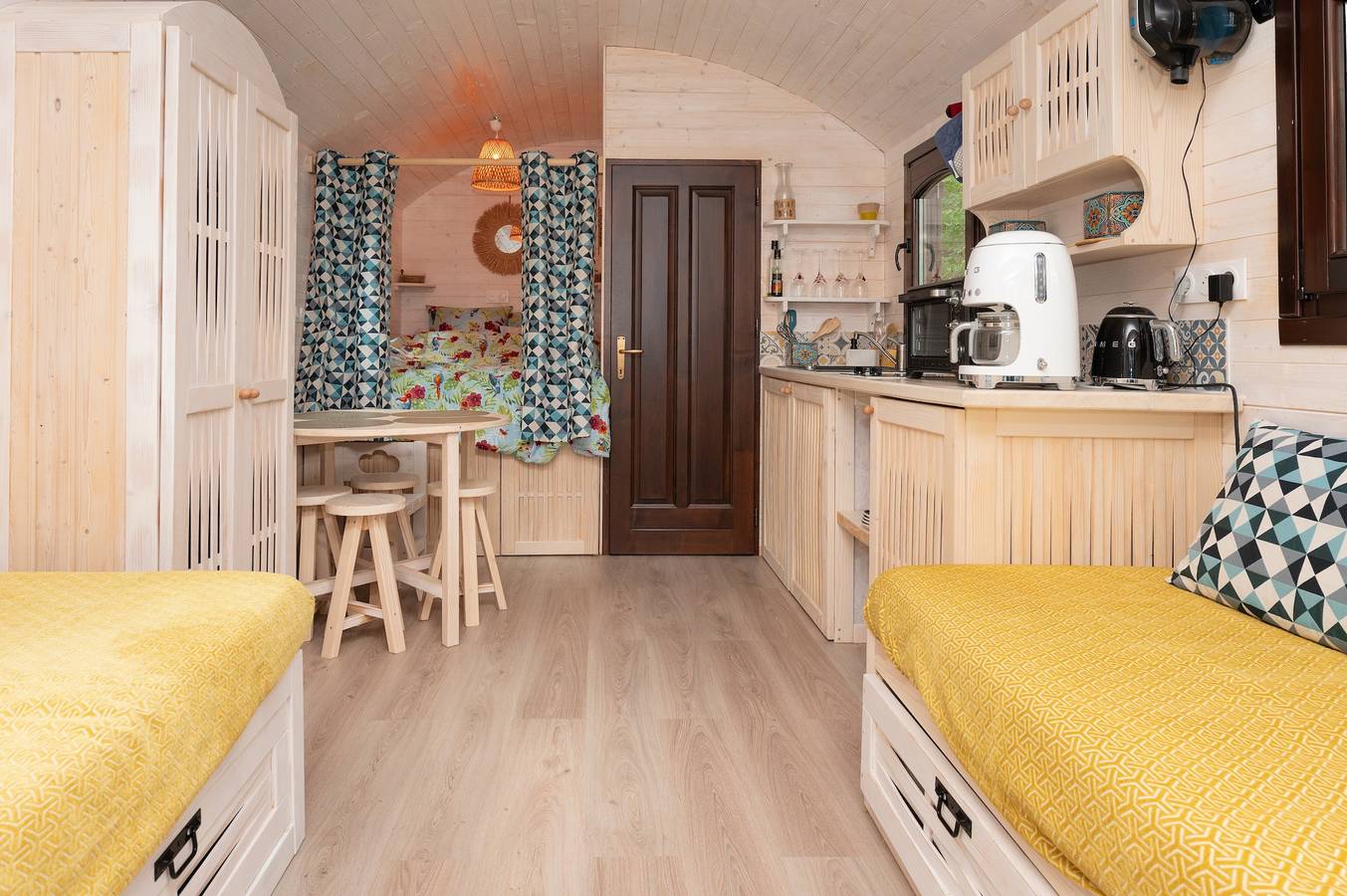 Studio entier, Studio « Roulotte du Moulin de Lesneve » avec terrasse privée, jardin privé et Wi-Fi in Saint-Avé, Parc naturel régional du Golfe du Morbihan