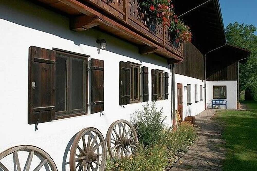 Ganze Wohnung, Altes Haus - Neue Wände: große 4 Sterne ****Fewo im alten Bauernhaus erbaut 1666 in Bad Heilbrunn, Tölzer Land