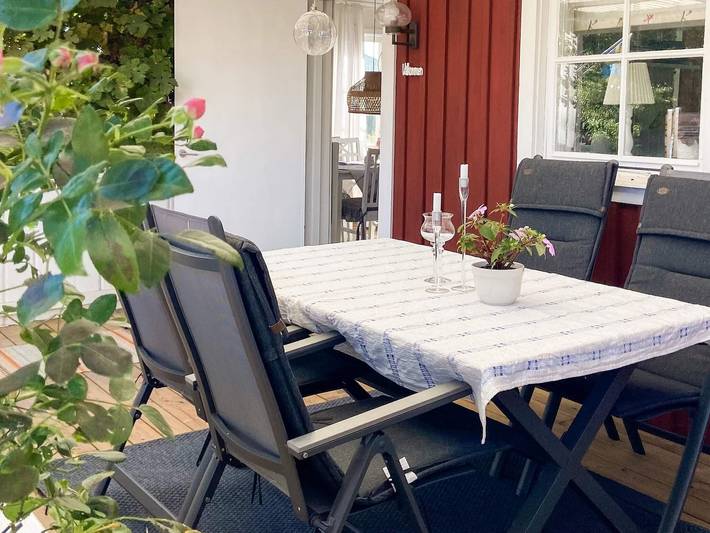 Mysig stuga nära stranden i Ahus in Färjestaden, Öland