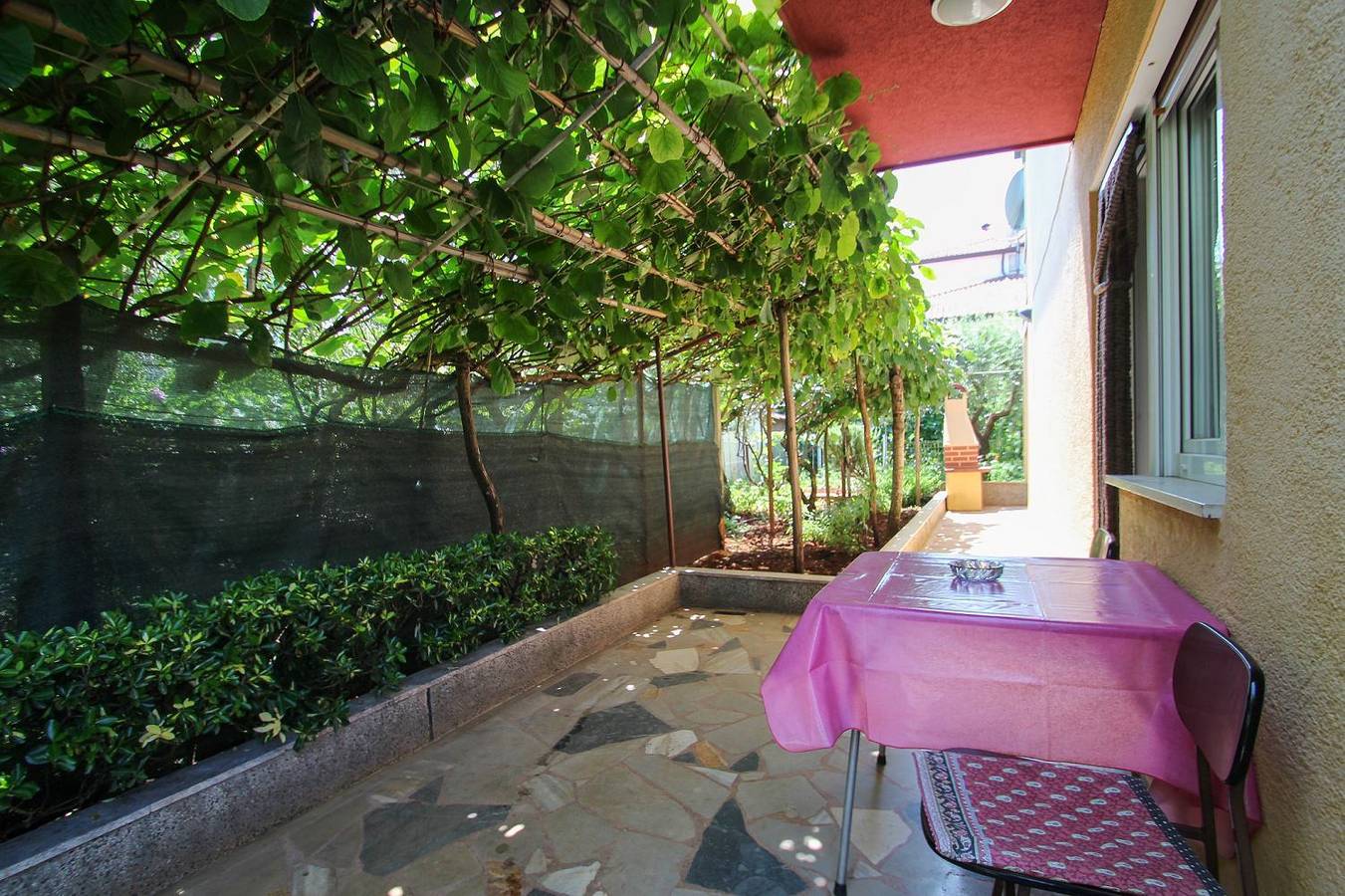 Entire apartment, Preiswertes Apartment nur 400 Meter zum Strand mit Terrasse, Grill, Wifi in Umag, Umag Region