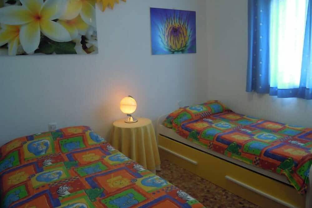 Casa con jardín, ideal para familias. in Sanlúcar la Mayor, Provincia de Sevilla