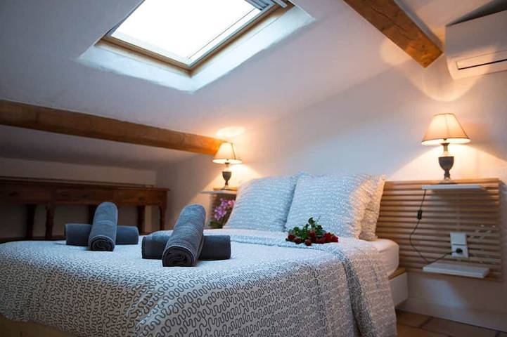 Appartement entier, Bright spacious flat with superb views over the old town and Grimaldi castle. in Antibes, Côte méditerranéenne (France)