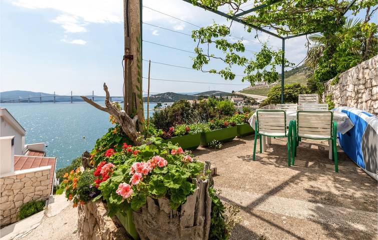 Ganze Ferienwohnung, Gemütliche Wohnung mit Terrasse, WLAN und Parkplatz, 1,5 km vom Strand entfernt in Klek, Dubrovnik-Neretva
