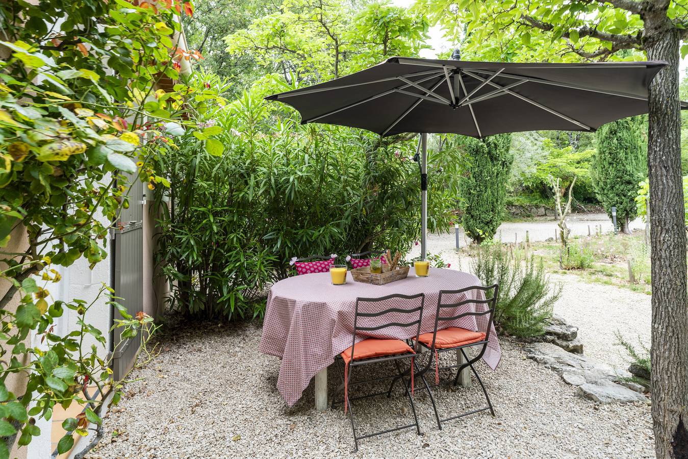 Cottage "Au Coeur Du Vaucluse" with Shared Pool, Private Terrace & Wi-Fi in Malemort-du-Comtat, Parc naturel régional du Mont-Ventoux