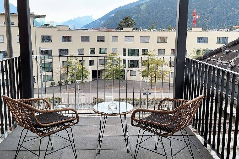 Entire apartment, Stylish apartment.  Air-conditioning.  3 mins walk from Interlaken West station. in Interlaken, Lake Thun