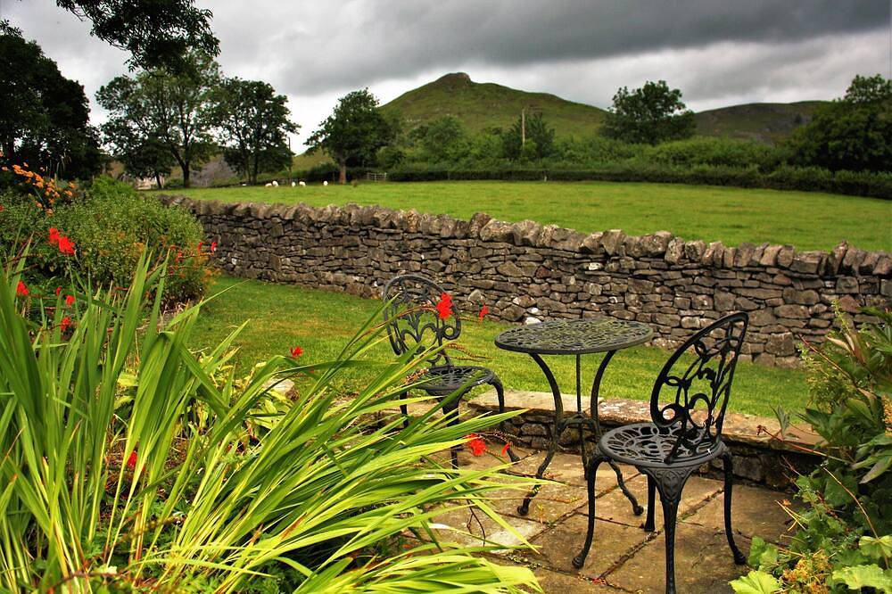 5* Detached Stone Cottage with a Private Indoor Pool (Not Shared) in Thorpe (Derbyshire), Derbyshire