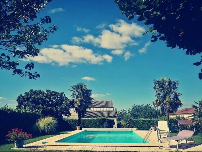 Gîte pour 2 personnes, avec terrasse ainsi que piscine et jardin à Roquecor