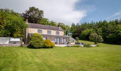 Holiday Home for 10 People in South-Wales, Carmarthenshire, Photo 1