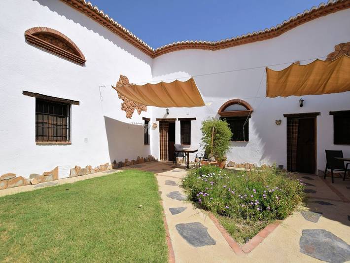Apartamento para 2 personas, con jardín y piscina en Guadix