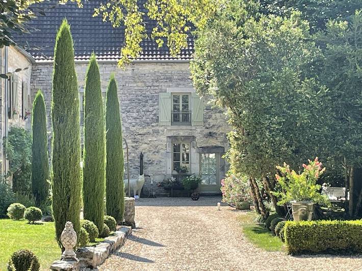 Gîte pour 4 personnes, avec terrasse ainsi que jardin et jacuzzi