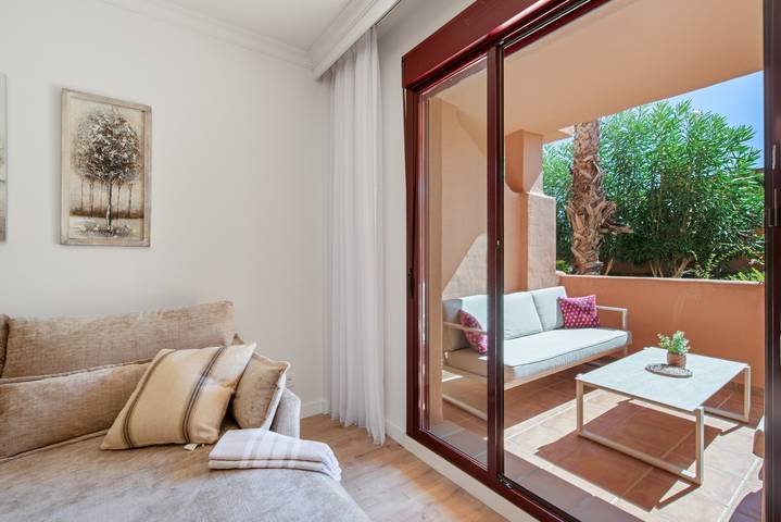 Apartamento entero, Apartamento 'Altea Marbella' con piscina comunitaria, Wi-Fi y aire acondicionado in El Paraiso Golf Estepona, Benahavís
