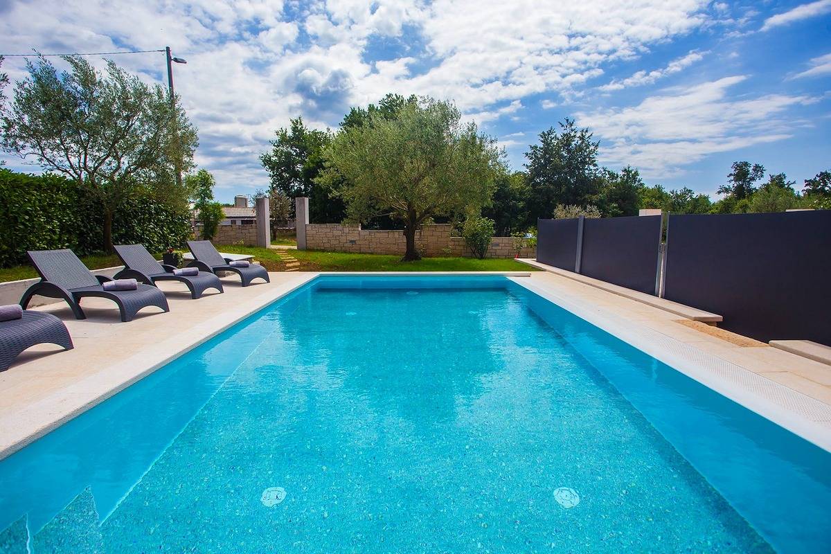 Ganze Wohnung, Apartment Mir mit 3 Schlafzimmern und eigenem Pool in Zentralistrien
