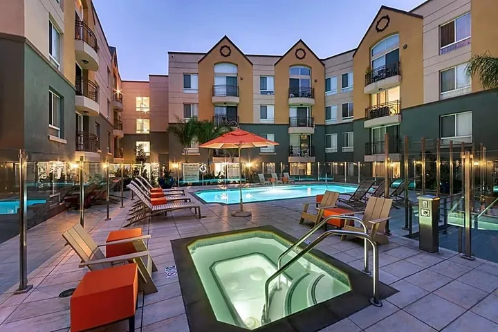 Hotel para 4 personas, con jardín y terraza además de jacuzzi y piscina - 1