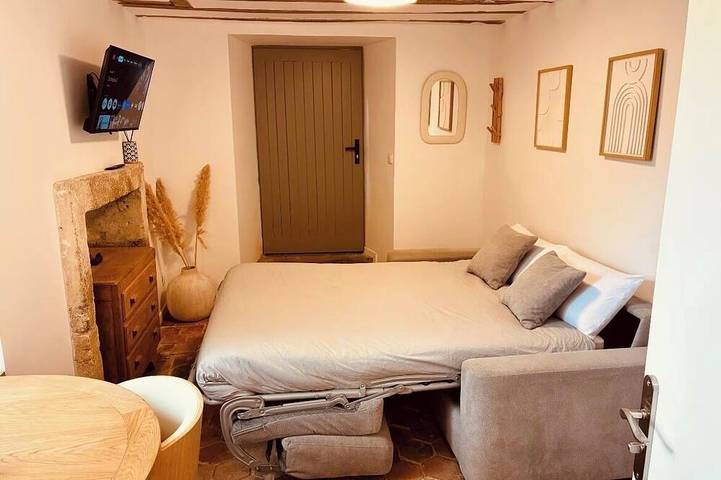 Apartamento entero, A quiet, authentic 1808 studio near Puy du Fou in Mauléon, Valle del Loira
