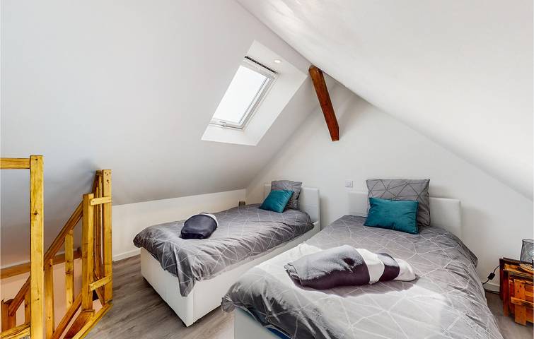 Ganze Ferienwohnung, Petanque-Oase: Gemütliches Apartment mit Parkplatz, Garten und Flussblick in Neuilly-le-Vendin, Parc naturel régional Normandie-Maine